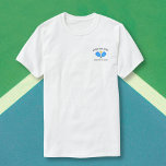 Pickleball Paddles Club Team Logo T-Shirt personna<br><div class="desc">Chemise de pickleball sportive avec 2 pagaies bleues et une balle et 2 lignes de texte personnalisé. Parfait pour un t-shirt club de pickleball,  partenaires/coéquipiers - idéal pour le tournoi ou le jeu Rec.</div>