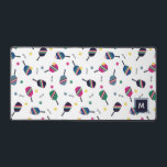 Pickleball Personnalisé Monogramme Bleu Vert Rose<br><div class="desc">Ce tapis de bureau personnalisé et monogrammé dispose d'un motif dynamique et amusant avec des pagaies à billes rayées,  des boules et le mot "dink!" Dans les tons bleu,  vert,  rose et jaune. Fait un merveilleux cadeau ! Une partie d'une collection des studios Parcel.</div>