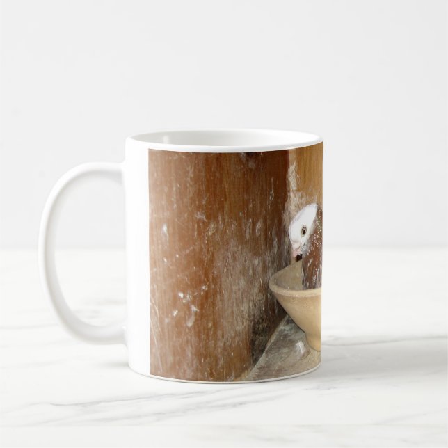 Pigeon dans sa tasse de cuvette de nid (Gauche)