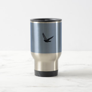 Pigeon d'emballage venant à la maison tasse de