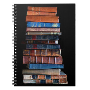 Pile vintage d'anciens livres