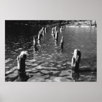 Piles dans l'eau - Poster