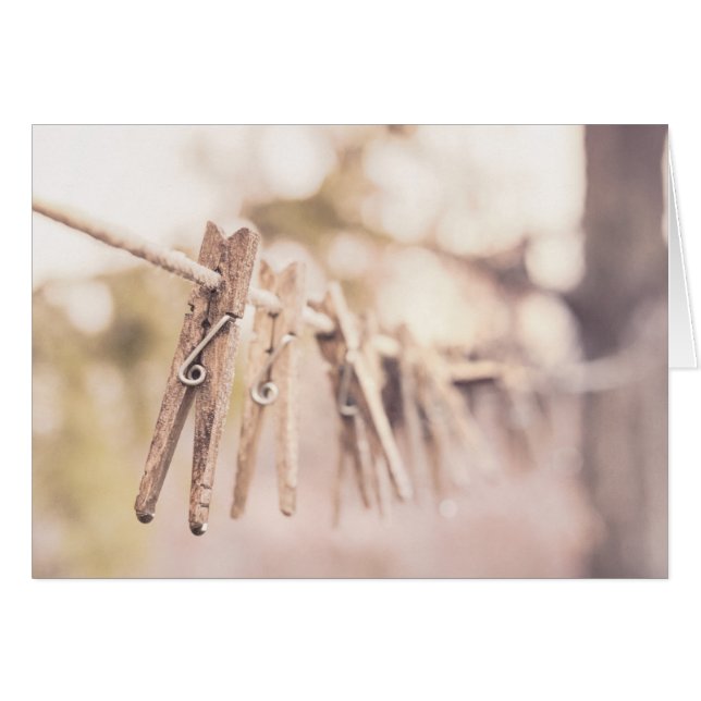 Pinces à linge sur une corde (Devant horizontal)