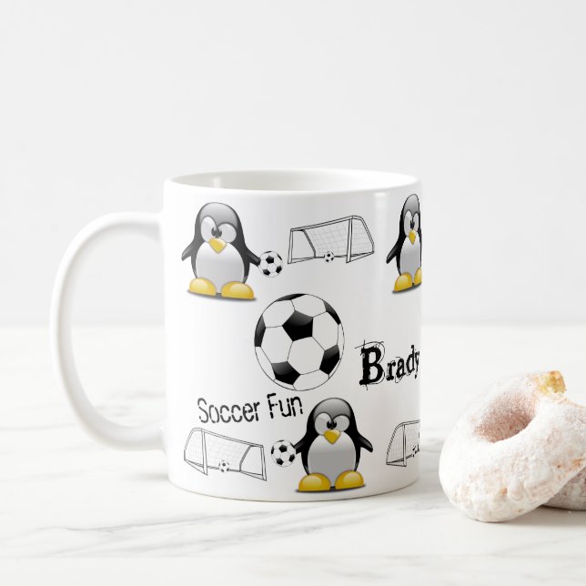 Pingouin balle de football amusant Mug (Avec donut)