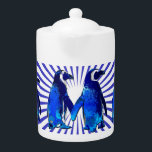 Pingouins en amour -<br><div class="desc">Cette image clip présente deux manchots bleus et blancs qui marchent main dans la main. Les bébés sont du côté des pingouins parents. Un cercle bleu a été ajouté à la conception. Les lanceurs sont disponibles en styles et tailles variés. Super article pour l'amoureux du pingouin.</div>