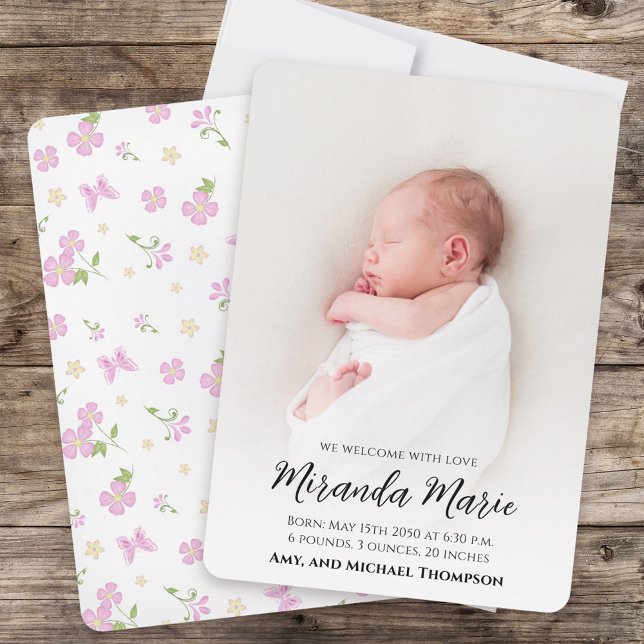 Pink Baby Girl Floral Photo Faire-part de naissanc (Baby photo announcement card with floral and butterfly pattern. )
