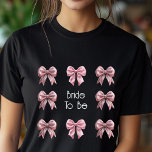 Pink Bow Bride Pour Être Coquette T-Shirt<br><div class="desc">Célébrez la future mariée avec style avec ce charmant t-shirt "Mariée à être", orné d'élégants accents arc-en-parties scintillant rose. Parfait pour les fêtes de bachelorette, les douches nuptiales ou les journées de planification mariages, ce maillot combine plaisir et sophistication pour faire de la mariée un sentiment spécial. Conçu avec confort...</div>