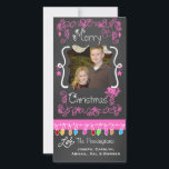 Pink Chalkboard Joyeux Noël Carte photo de vacance<br><div class="desc">Joyeux cartes photos de vacances de Noël avec un damier look arrière - plan, beaucoup de tourbillons roses et texte qui lit Joyeux Noël, une série de lumières colorées dans les arbres de différentes couleurs, des ornements roses suspendus, et des zones vous pouvez customiser ces beaux et brillants cartes photos...</div>