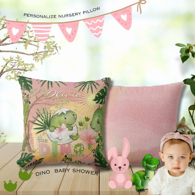 Pink Dino-Mite Coussin pour la crèche des filles (Pink Dino-Mite Pillow for Girls' Nursery)