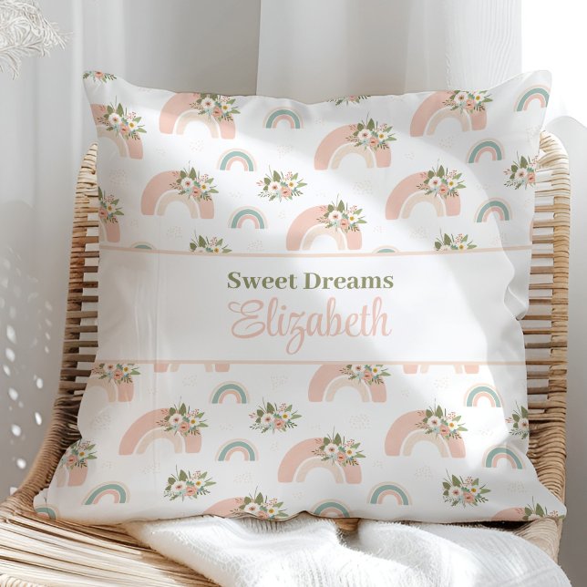Pink Floral Arc-en-ciel personnalisé Coussin (Pink Floral Rainbow Custom Name Pillow in a sunny rattan armchair.)