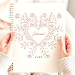 Pink Floral Heart 2025 Nom personnalisé<br><div class="desc">Embrassez l'amour et l'organisation avec ce joli planificateur au design floral en forme de coeur dans des teintes roses délicates. Personnalisez-le avec votre nom pour une touche unique et chaleureuse. Ce planificateur est parfait pour suivre les rendez-vous, les rendez-vous et toutes vos dates importantes tout au long de 2025. Avec...</div>