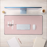 Pink Modern Script Girl Monogramme Nom<br><div class="desc">Ajoutez une touche d'élégance à votre espace de travail avec le Mat de bureau pour monogramme rose moderne de style Girly. Ce tapis chic est décoré dans un style rose vif et doux, avec un monogramme de script sophistiqué, offrant une touche personnalisée à votre espace bureau. Conçu à partir de...</div>