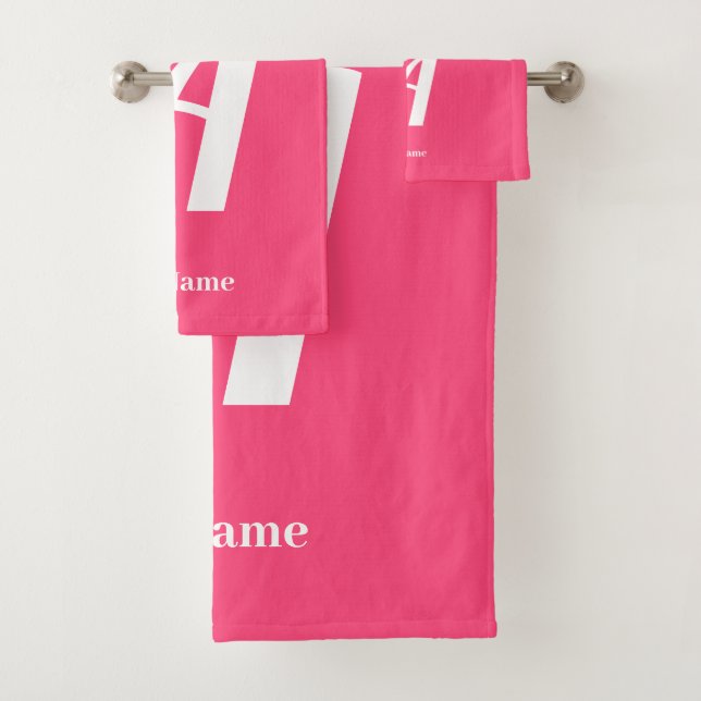 Pink Monogram with Name Bath Towel Set (En situation)