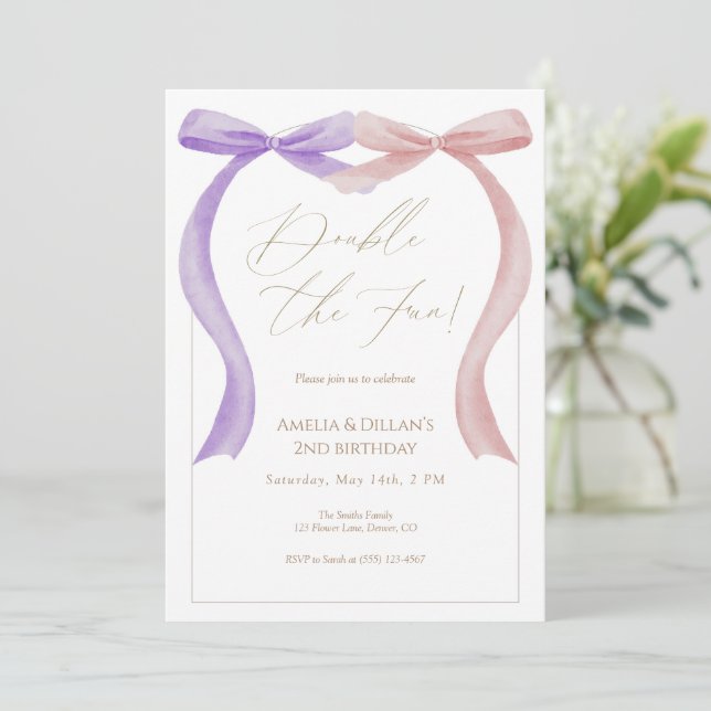 Pink purple bow Twin Birthday Invitation (Debout devant)