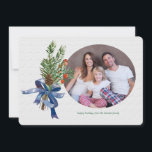 Pins Baies et Arc Carte de Vœux de Fêtes<br><div class="desc">Une carte de vœux photo de vacances non confessionnelle présentant votre photo préférée et un bouquet de pin, de baies et de pomme de pin noué avec un ruban bleu. (Photo par gpointstudio sur Freepik). (Image par pikisuperstar sur Freepik). La carte est facile à personnaliser avec votre libellé, police et...</div>