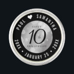 Pin's Élégante fête du 10e anniversaire du Mariage de Ti<br><div class="desc">Célébrez le 10e anniversaire de mariage avec style avec cette épingle commémorative de lapin! Elégant serif noir et sans serif lettrage avec des confettis hexagonaux sur un arrière - plan en étain ajouter une touche mémorable pour cette occasion spéciale et jalon. Customisez avec les noms du couple heureux, et les...</div>