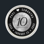 Pin's Élégante fête du 10e anniversaire du Mariage de Ti<br><div class="desc">Célébrez le 10e anniversaire de mariage avec style avec cette épingle commémorative de lapin! Elégant serif noir et sans serif lettrage avec des confettis hexagonaux sur un arrière - plan en étain ajouter une touche mémorable pour cette occasion spéciale et jalon. Customisez avec les noms du couple heureux, et les...</div>