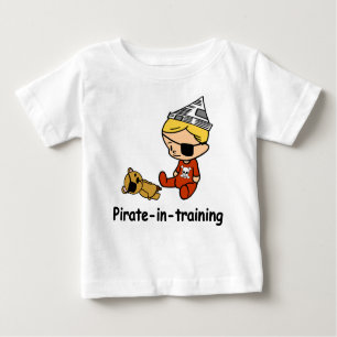 Pirate dans le T-shirt de bébé de formation