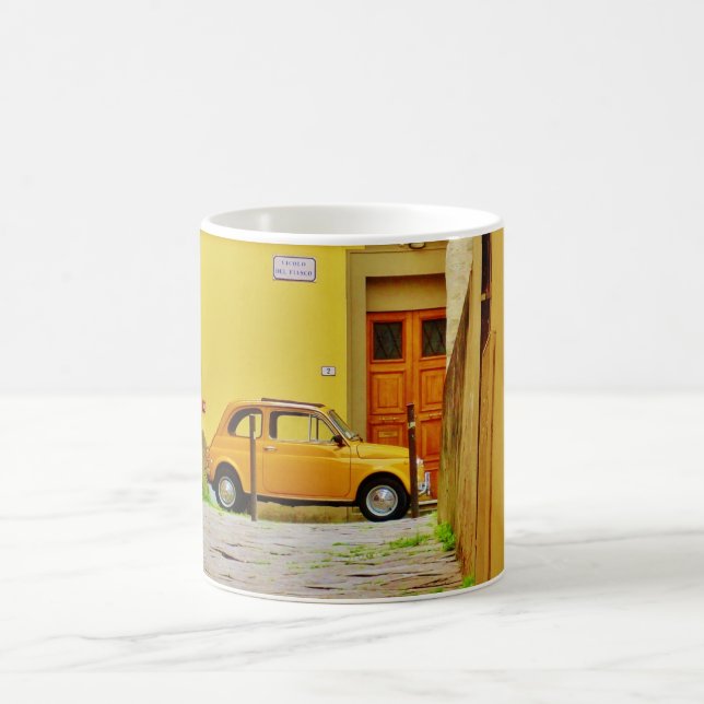Pistoie jaune Fiat dans une allée serrée, tasse (Centre)