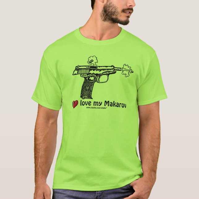 Pistolet de Makarov tirant le T-shirt urbain de (Devant)