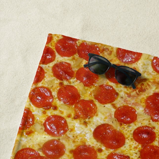 Pizza de pepperoni et serviette de plage de (En situation)
