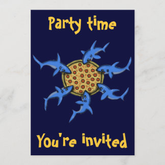 Pizza drôle mangeant la carte d'invitation de