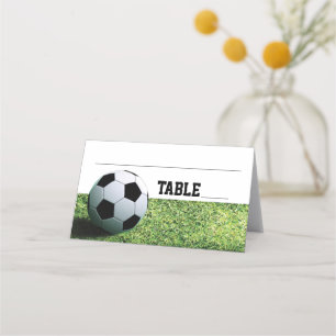Placement Bal de soccer plié sur la carte de place en herbe