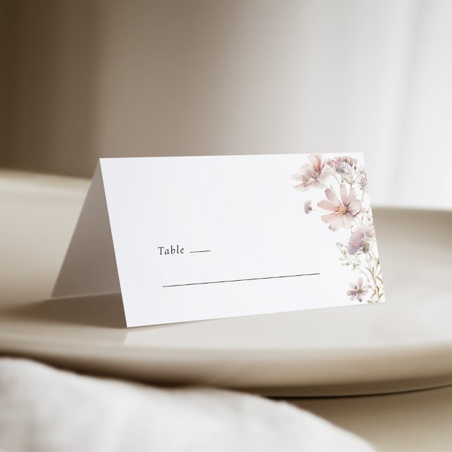 Placement Carte de table de mariage bohème à fleur sauvage r (Blush wildflower boho wedding place card with soft floral design and elegant folded table styling)