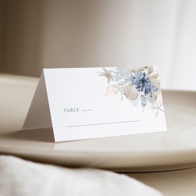 Placement Carte de table de mariage coquillage bleu poussiér (Dusty blue coastal shell wedding place card mockup with watercolor seashells and starfish)