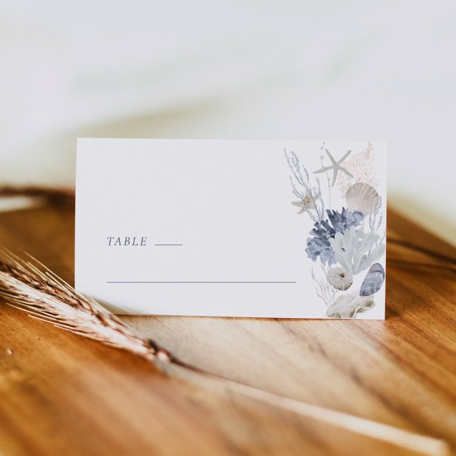 Placement Carte de table de mariage en coquille côtière bleu (Dusty blue coastal shell wedding place card tent mockup with seashells and starfish)