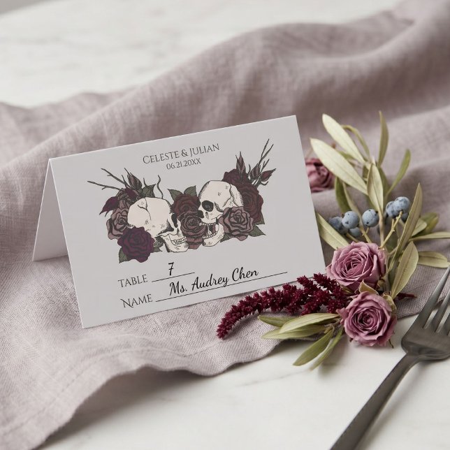 Placement Carte de table de mariage gris clair floral gothiq (Gothic Wedding Place Card features hand-drawn skulls and roses in a moody whimsigoth aesthetic)