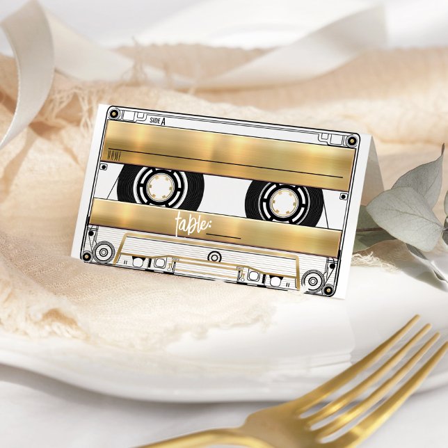 Placement Carte de table pliée en forme de cassette audio do (Retro vinyl record music theme cassette tape black gold folded wedding reception table place card)