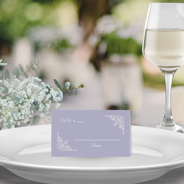 Placement Français Lilac Élégant Blanc Numéro de table Carte (Elegant wedding place cards with name and table number in romantic lavender purple and blush pink)