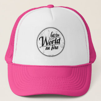 Placez le monde sur le casquette de camionneur du