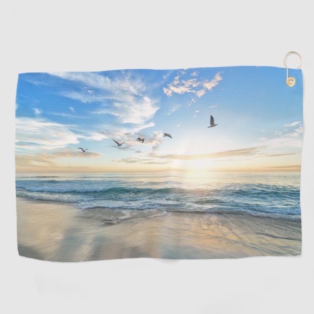 Plage avec oiseaux survolant l'eau Serviettes (Horizontal)