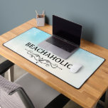 Plage Beachaholic<br><div class="desc">Amusant pour tous ceux qui aiment le tapis de bureau de la plage dispose d'une aquarelle d'une plage avec de l'eau et dans un élément de typographie sophistiqué le mot "plage"</div>