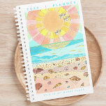Plage Bonne Place Planificateur<br><div class="desc">Appréciez la beauté de l'art original et unique lorsque vous planifiez vos jours, semaines et mois à venir. Restez organisé et inspiré et embrassez la productivité et la créativité avec notre Happy Place Monthly Planner avec une illustration charmante d'une plage remplie de coquillages au lever du soleil. L'ambiance joyeuse et...</div>