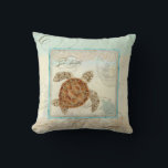 Plage côtière de Sea Turtle - Coussin de décoratio<br><div class="desc">PALETTE DE COULEUR : Bleu, bleu aqua, sable, crème, tan et marron. CONCEPTION COLLECTION Jetons décoratifs oreillers pour décoration maison. Il s'agit d'un coussin décoratif contemporain et sophistiqué. Doté d'une tortue de mer stylisée et de couleur pastel, sur un arrière - plan d'aquarelle texturé de sable avec des tourbillons et...</div>