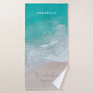 plage de sable tropical océan l'aventure commence