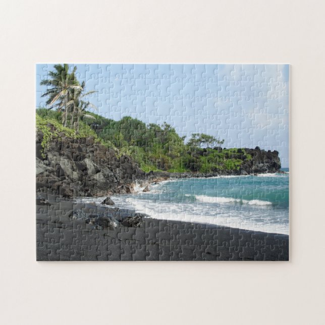 Plage noire de sable sur le puzzle denteux d'Hawaï (Horizontal)