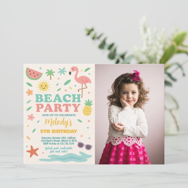 Plage tropicale Anniversaire Invitation & Décor po (Debout devant)