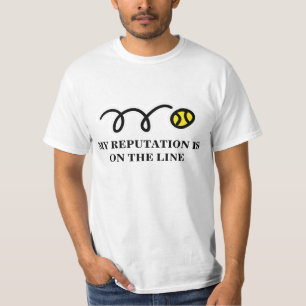 Plaisanterie de tennis sur le T-shirt