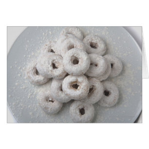 Plan rapproché des beignets en poudre dans un pla