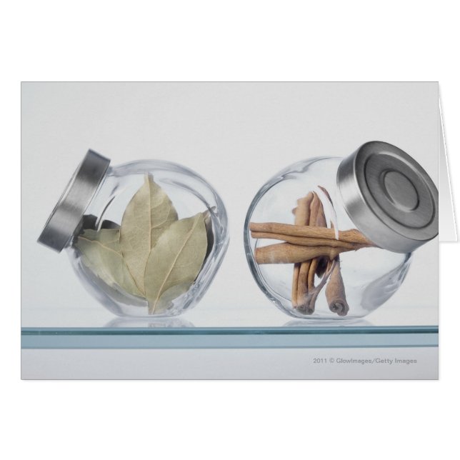 Plan rapproché des herbes dans des deux pots (Devant horizontal)