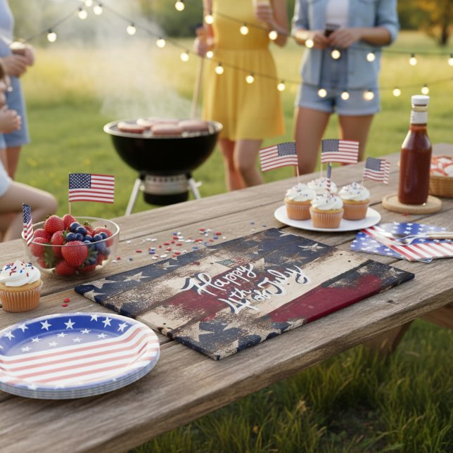 Planche À Découper Afficher votre style d'étoiles et de bandes 4 juil (Perfect for BBQs and summer parties, this patriotic cutting board sets the 4th of July vibe.)