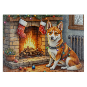 Planche À Découper Basenji assis près de la cheminée avec des lumière