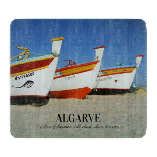 Planche À Découper Bateaux de pêche sur la plage de l'Algarve Photo