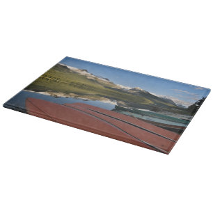 Planche À Découper Bateaux garés sur le rivage du lac Maligne,