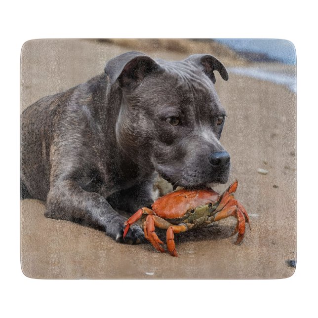 Planche À Découper "Beachside Pals : A Staffy and its Crab Companion" (Devant)