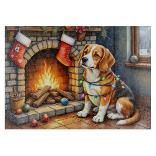 Planche À Découper Beagle assis près de la cheminée avec des lumières